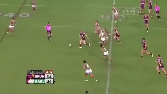 SOCANT! Un arbitru a fost CALCAT IN PICIOARE la un meci de rugby! A ramas nemiscat pe teren!