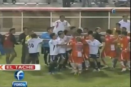 VIDEO Bataia la ea acasa! Cum arata un SCANDAL pe teren la o partida din Mexic!