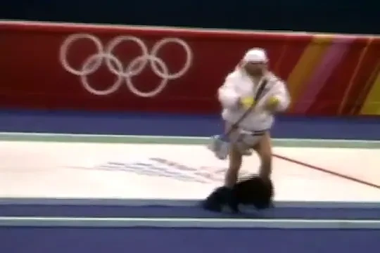 VIDEO: El e rivalul lui Jimmy Jump! Si-a facut de cap in fundul gol la o partid de curling!