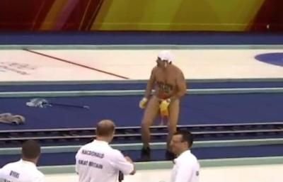 VIDEO: El e rivalul lui Jimmy Jump! Isi face de cap in fundul gol la o partida de curling!