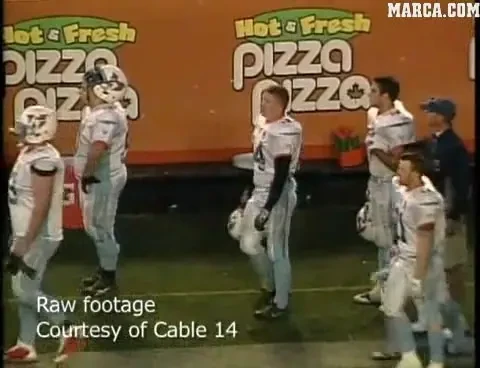 VIDEO Cei mai rai jucatori din lume! O echipa intreaga de fotbal american a sarit la bataie cu suporterii!