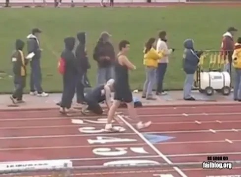 VIDEO: Auch! Cineva are nevoie de ochelari! Vezi cum se busesc doua atletele... blonde!