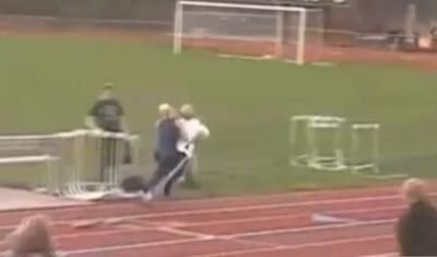 VIDEO: Auch! Cineva are nevoie de ochelari! Vezi cum se busesc doua atlete... blonde!