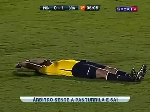 VIDEO / RAZBUNAREA fotbalistilor! Un arbitru s-a accidentat grav si a inceput sa planga de durere: