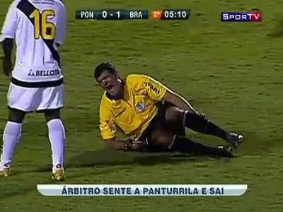 VIDEO / RAZBUNAREA fotbalistilor! Un arbitru s-a accidentat grav si a inceput sa planga de durere: