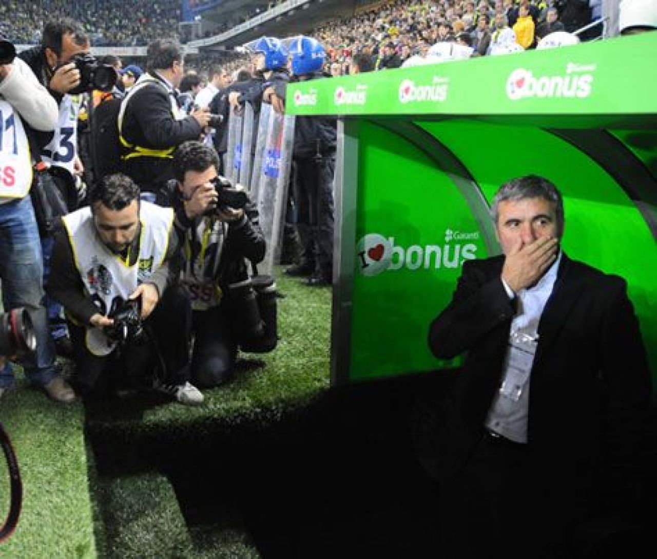FOTO: Hagi a patit-o ca Ronaldo! A fost atacat cu LASER de fanii lui Fener!