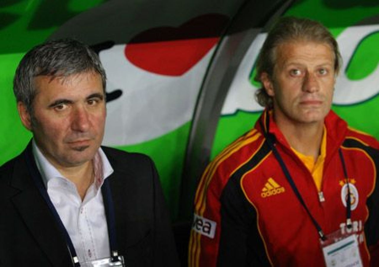 FOTO: Hagi a patit-o ca Ronaldo! A fost atacat cu LASER de fanii lui Fener!