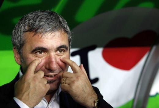FOTO: Hagi a patit-o ca Ronaldo! A fost atacat cu LASER de fanii lui Fener! 