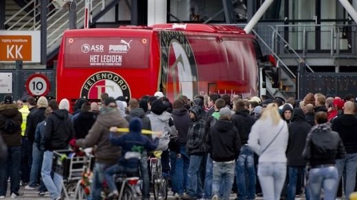 FOTO / Fanii lui Feyenoord i-au asteptat pe jucatori la Rotterdam, dupa umilinta cu PSV!