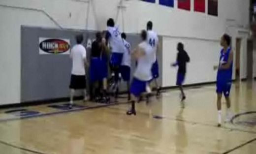 Un SLAM DUNK nemaivazut: a inscris peste un jucator de 2 metri!