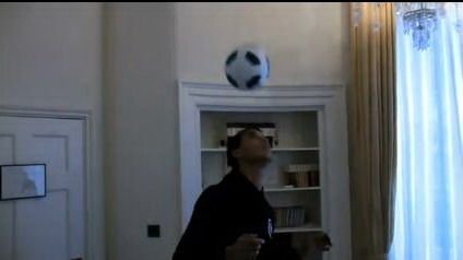 VIDEO E mai tare ca Ronaldinho? Vezi cat tine Chamakh de la Arsenal mingea pe CAP!