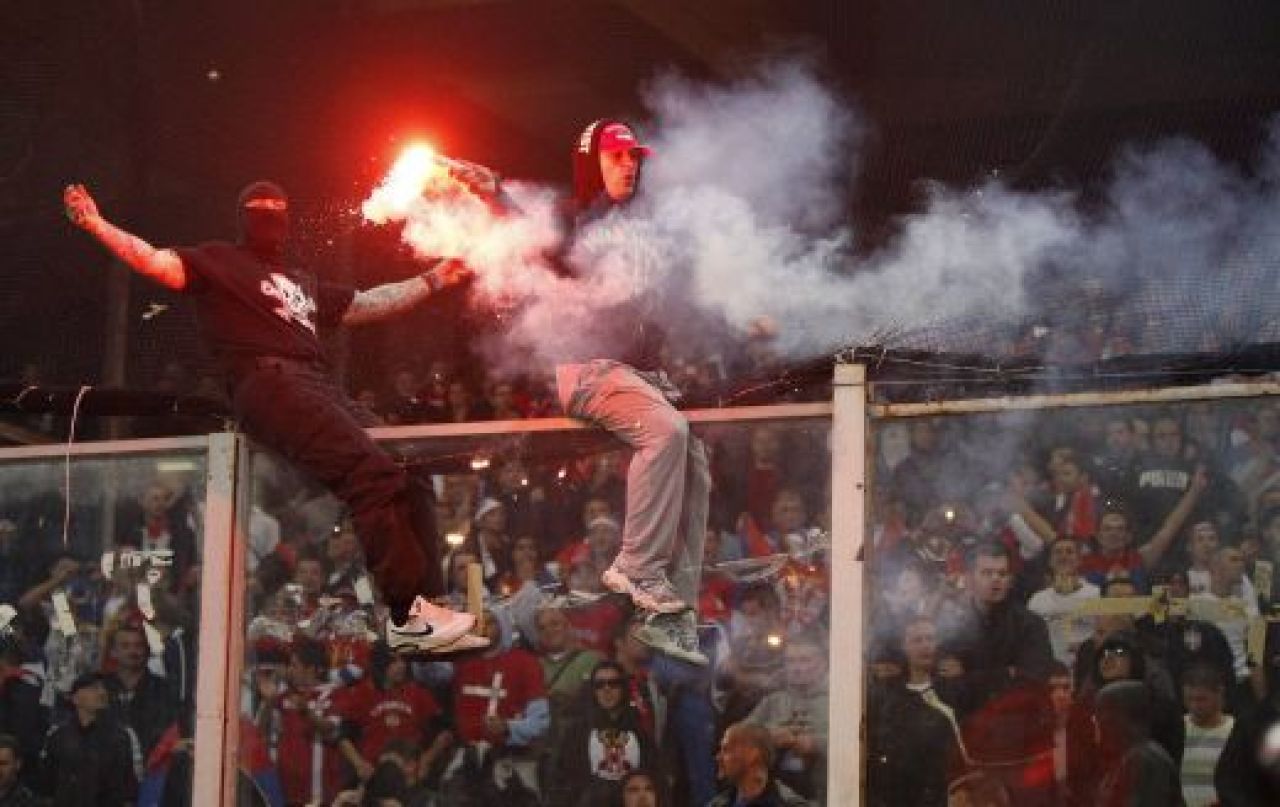 BOMBA! Sarbii au aflat decizia UEFA: Vezi cu cat vor fi penalizati din cauza fanilor!_3