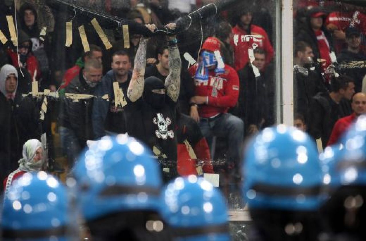 BOMBA! Sarbii au aflat decizia UEFA: Vezi cu cat vor fi penalizati din cauza fanilor!_10