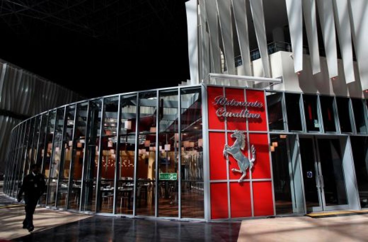 FOTO SI VIDEO: S-a deschis Ferrari World! Vezi cel mai tare parc de distractii acoperit din lume!_9