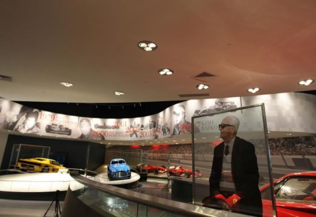 FOTO SI VIDEO: S-a deschis Ferrari World! Vezi cel mai tare parc de distractii acoperit din lume!_12