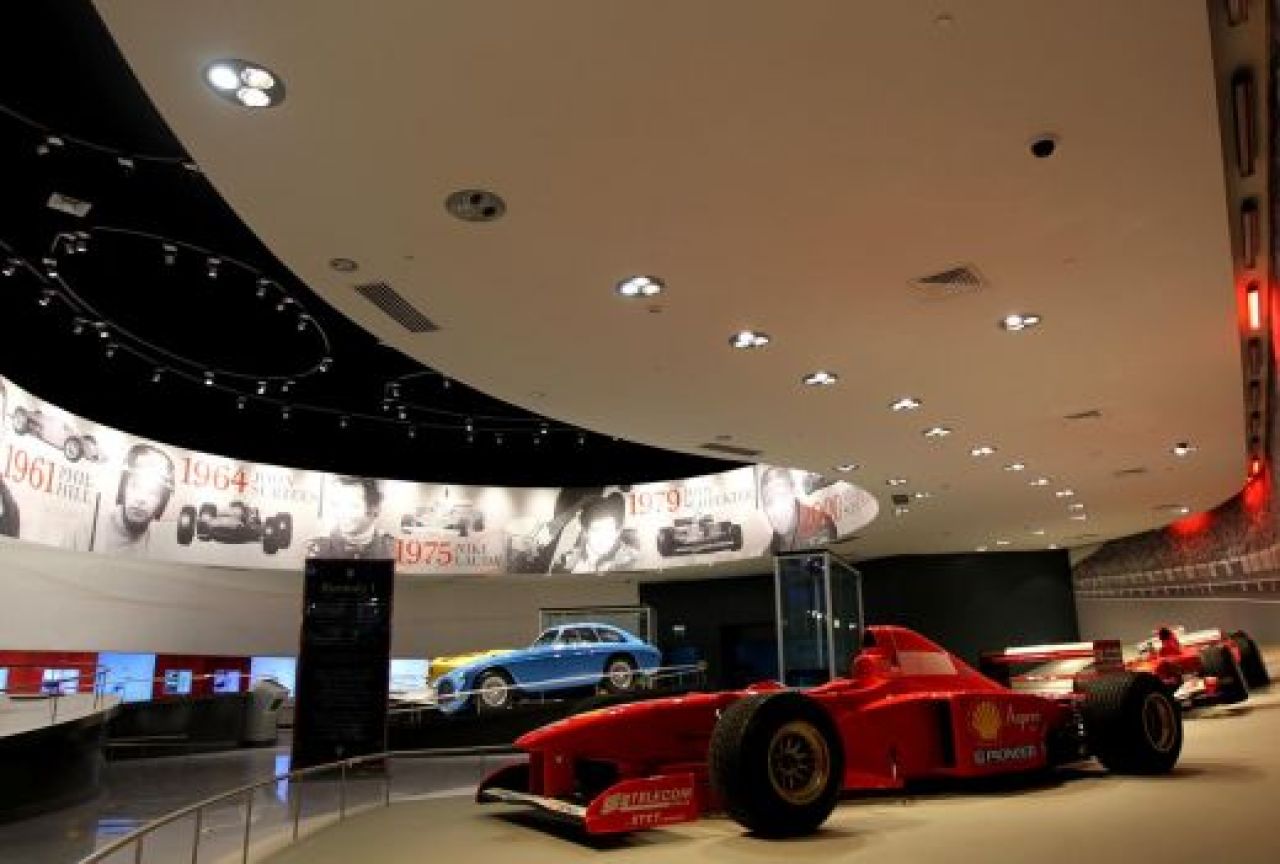 FOTO SI VIDEO: S-a deschis Ferrari World! Vezi cel mai tare parc de distractii acoperit din lume!_14