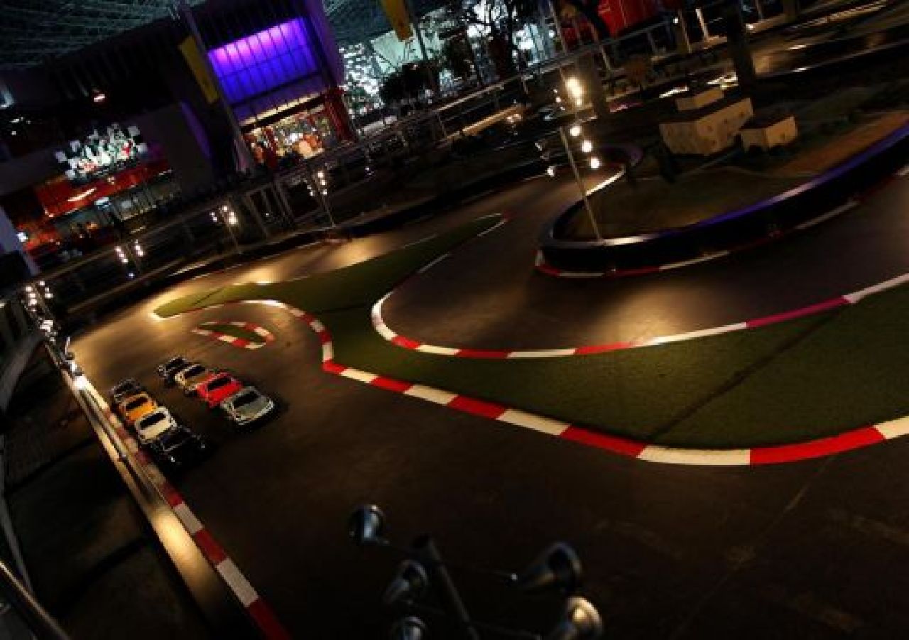 FOTO SI VIDEO: S-a deschis Ferrari World! Vezi cel mai tare parc de distractii acoperit din lume!_18