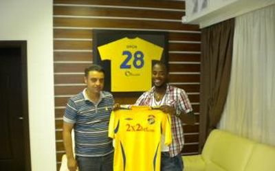 CLIPUL ANULUI! Un fost jucator de la Arsenal si Tottenham joaca acum in Moldova! Vezi cum face misto de colegii sai!!    _3
