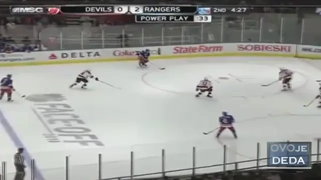 VIDEO Lovitura ANULUI in hochei: a sparto camera cu pucul!!!