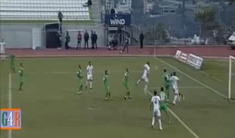 VIDEO Rar vezi asa un gol! Cel mai PRAF portar al zilei: A boxat mingea in capul adversarului! :)