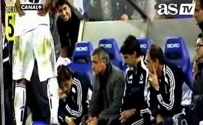 VIDEO / Fanele Realului tipa ca intr-un film de groaza cand ii vad pe jucatori! Vezi cum le ofera Mourinho guma copiilor: