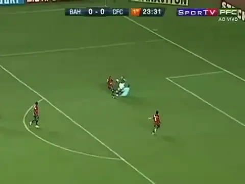 VIDEO / Accidentare HORROR! S-a ales cu fractura dupa ce s-a ciocnit cu portarul!