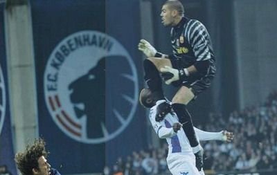 VIDEO INCREDIBIL! Valdes l-a RUPT pe fratele lui N'Doye si merita rosu! Vezi ce a zis Balaj!_5