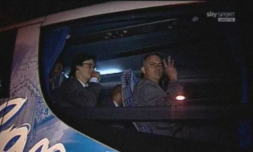 FOTO: CE SEMN le-a aratat Mourinho fanilor lui Milan inainte de meci: aroganta maxima!_2