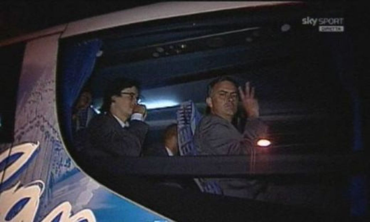 FOTO: CE SEMN le-a aratat Mourinho fanilor lui Milan inainte de meci: aroganta maxima!_2