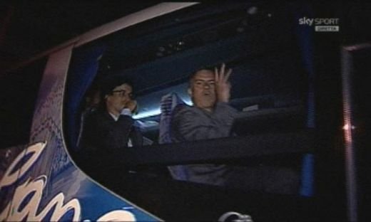 FOTO: CE SEMN le-a aratat Mourinho fanilor lui Milan inainte de meci: aroganta maxima!_3
