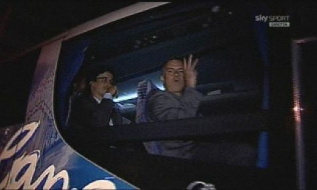 FOTO: CE SEMN le-a aratat Mourinho fanilor lui Milan inainte de meci: aroganta maxima!_3