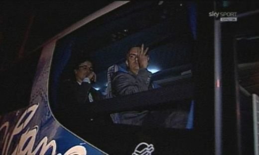 FOTO: CE SEMN le-a aratat Mourinho fanilor lui Milan inainte de meci: aroganta maxima!_5