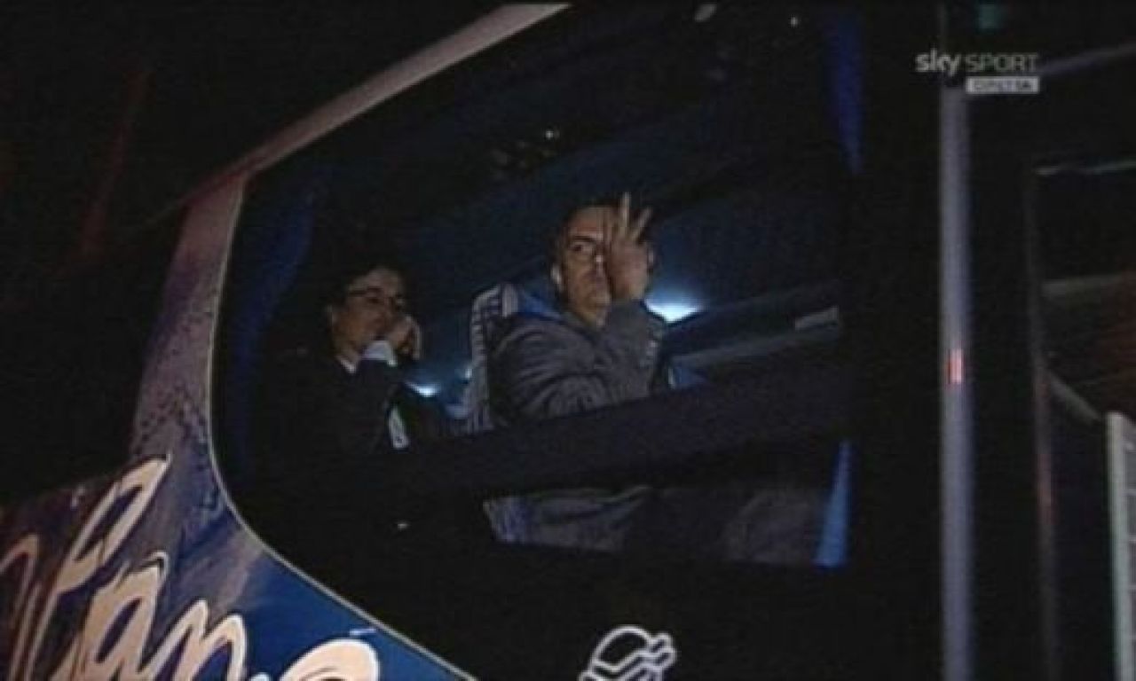 FOTO: CE SEMN le-a aratat Mourinho fanilor lui Milan inainte de meci: aroganta maxima!_5
