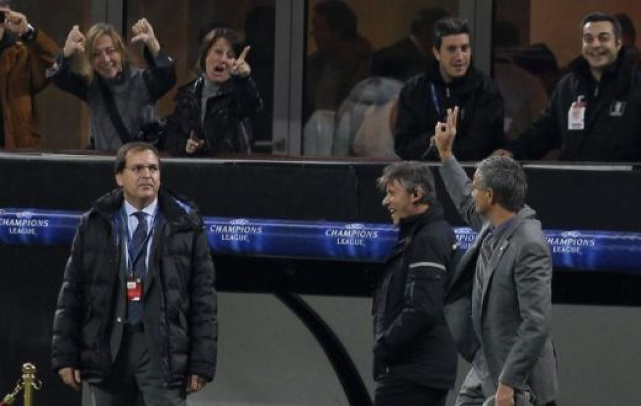 FOTO: CE SEMN le-a aratat Mourinho fanilor lui Milan inainte de meci: aroganta maxima!_6
