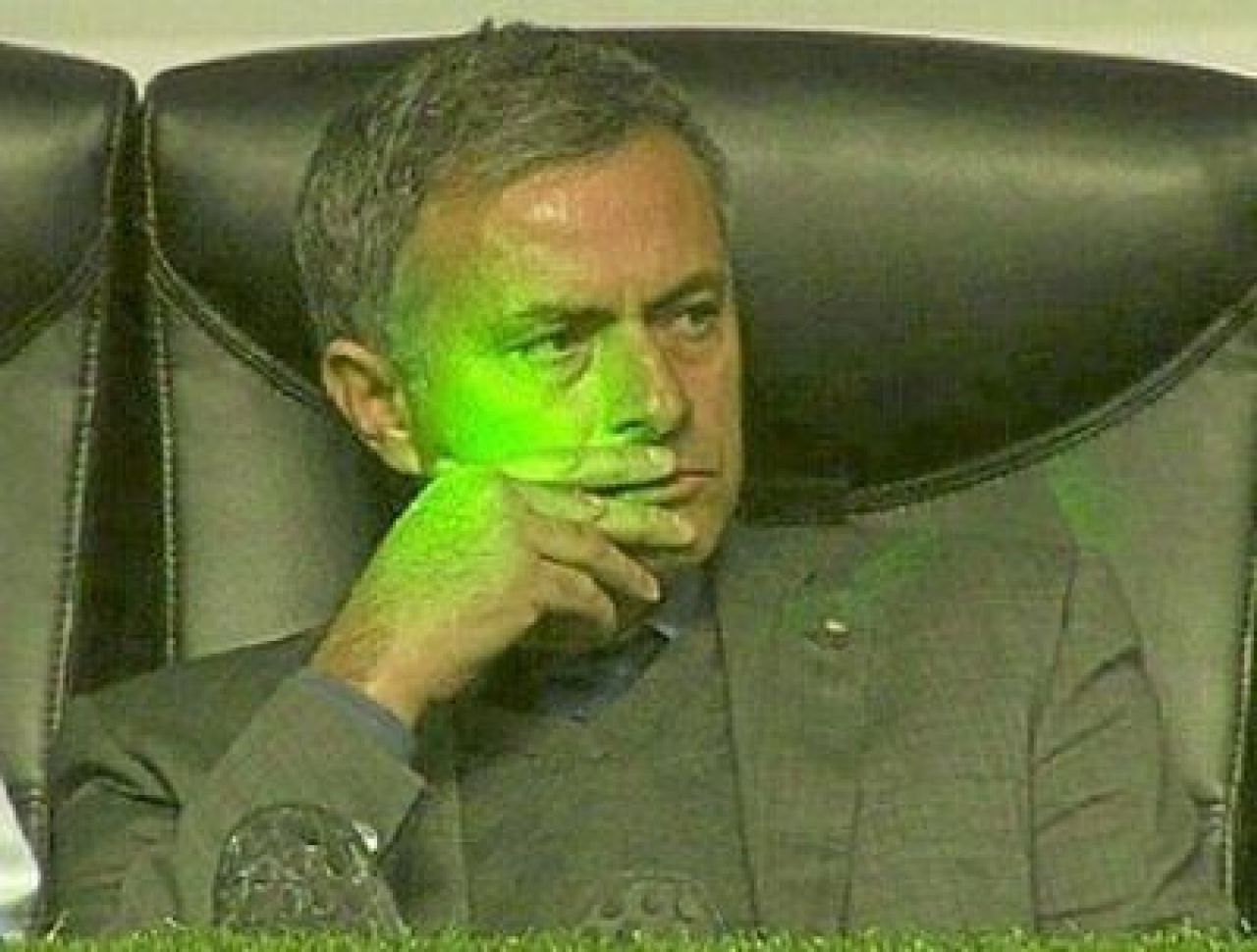 FOTO si VIDEO Mourinho atacat cu LASER pe San Siro! De ce s-au razbunat fanii Milanului!_1