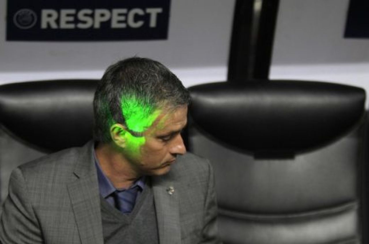 FOTO si VIDEO Mourinho atacat cu LASER pe San Siro! De ce s-au razbunat fanii Milanului!_3