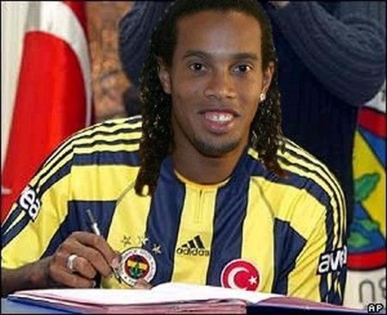 Au aparut deja poze cu Ronaldinho in tricoul Galatei :) Vezi cum au raspuns fanii lui Fenerbahce:_1