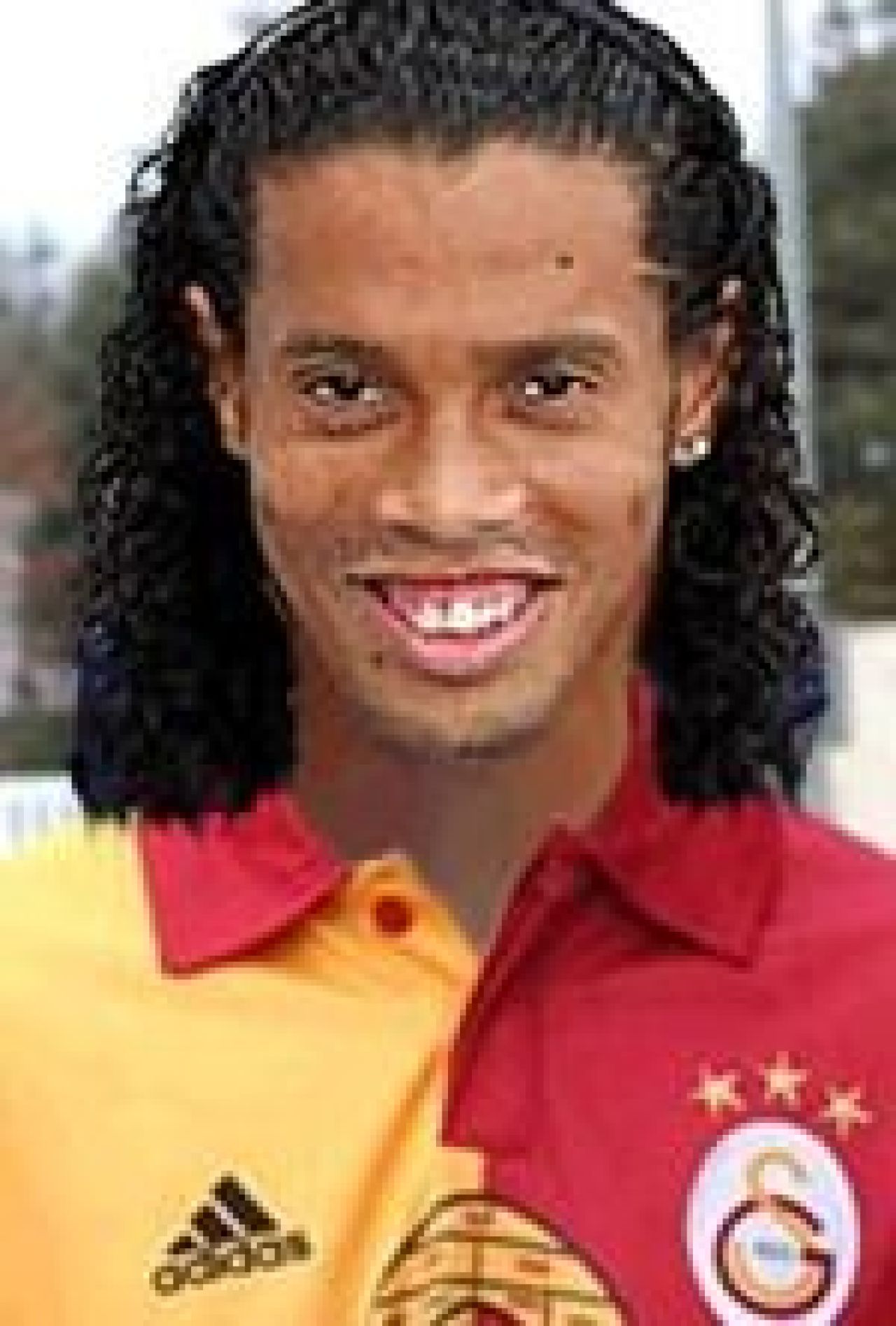 Au aparut deja poze cu Ronaldinho in tricoul Galatei :) Vezi cum au raspuns fanii lui Fenerbahce:_2