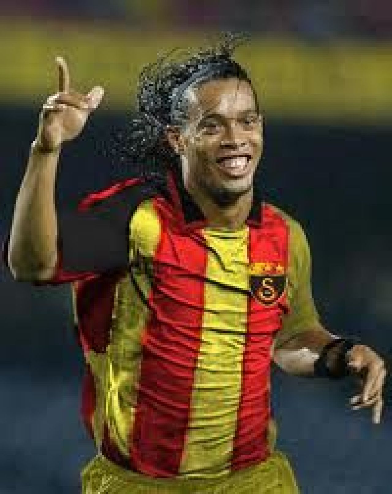 Au aparut deja poze cu Ronaldinho in tricoul Galatei :) Vezi cum au raspuns fanii lui Fenerbahce:_3