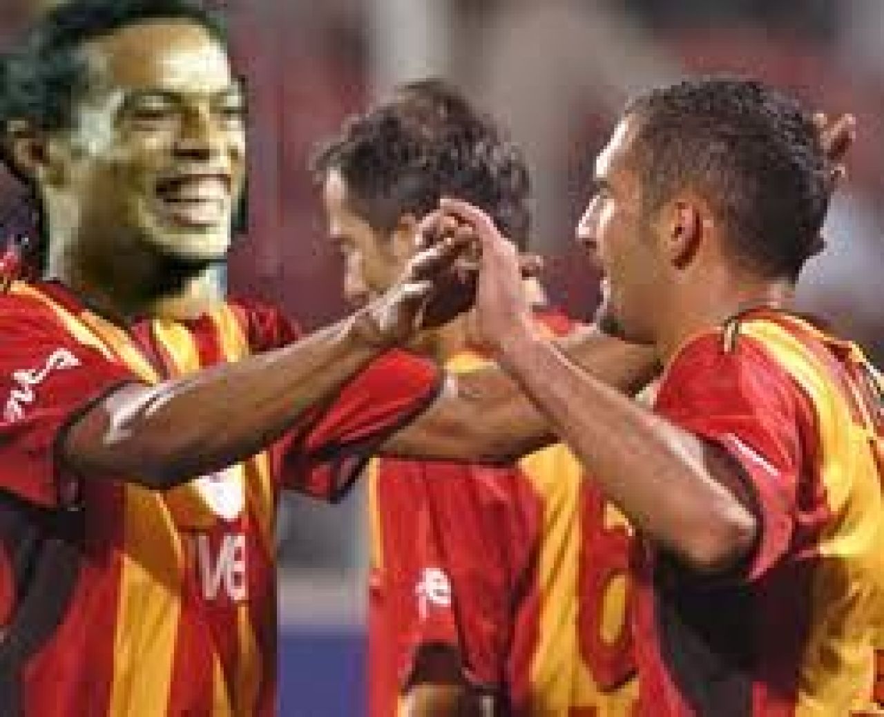 Au aparut deja poze cu Ronaldinho in tricoul Galatei :) Vezi cum au raspuns fanii lui Fenerbahce:_4