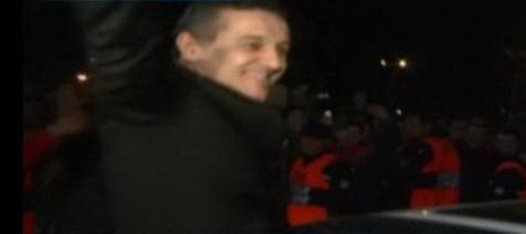 VIDEO: Show marca Gigi Becali! S-a urcat pe Rolls, la cererea fanilor si a cantat Tiki taka, tiki takaaa! :))