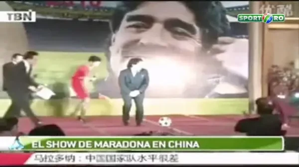 VIDEO / Maradona a declansat ISTERIA in China! A jonglat cu o portocala si o minge de tenis: