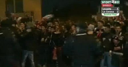 VIDEO / Incidente la Cluj! Dinamovistii s-au batut cu fanii CFR-ului! Multi fani dinamovisti nu au fost lasati pe stadion!