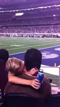 VIDEO INCENDIAR! Un cuplu a incercat sa faca SEX pe stadion!!