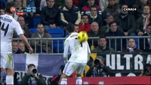 Cristiano Ronaldo isi provoaca rivalii cu espaldinha! Vezi cum i-a INJURAT si cum a fost AMENINTAT!