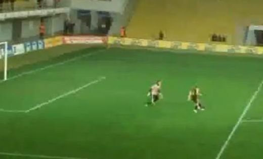 VIDEO Un fost rapidist a marcat CEL MAI PERVERS GOL din Europa! Vezi un gol ca-n bancurile moldovenilor despre fotbal! :)