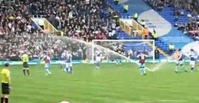 VIDEO! Cea mai PENALA gafa din Anglia: O tasnitoare s-a dezlantuit in timpul meciului si i-a facut fleasca pe jucatori :))