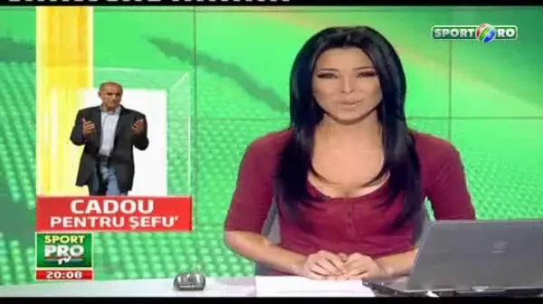 Imaginea ANULUI! Muncitorii grevisti din Pitesti i-au luat un COSTUM lui Copos: George vino acum, ca ti-am cumparat costum