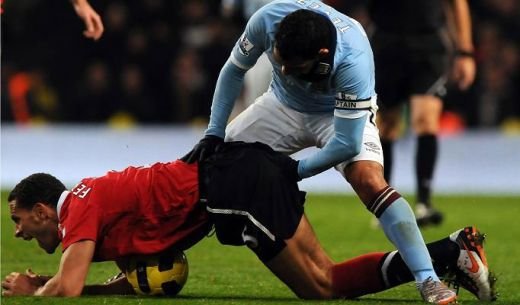 FOTO / Poza sezonului in Premier League! City si United au cautat degeaba golul :)