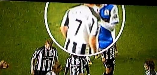 INCREDIBIL ce se intampla in Anglia! Cum a fost CAPACIT un jucator chiar in spatele arbitrului: